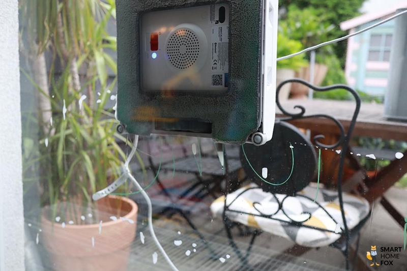 Der Ecovacs Winbot W1 Pro entfernt im Test Stiftgeschmiere von einem Fenster.